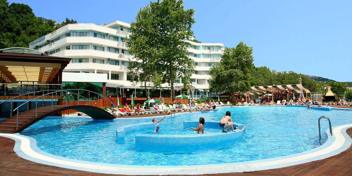 Piscina hotelului Arabella Beach din Albena Bulgaria 20