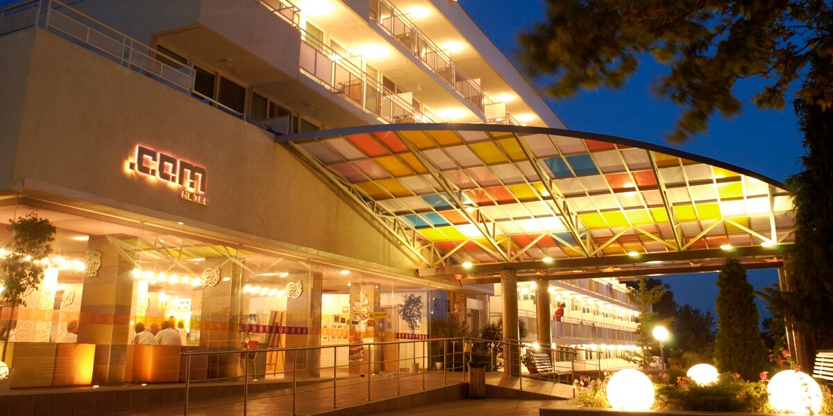 Imagine cu intrarea in hotelul Com din Albena Bulgaria