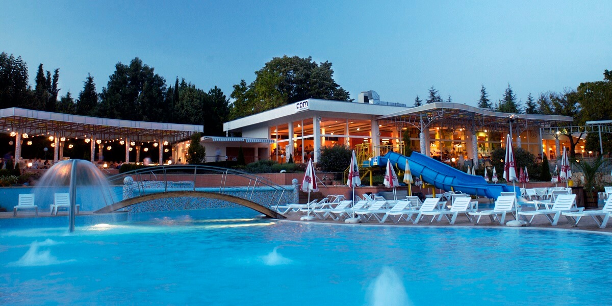 Imagine cu piscina exterioara a hotelului Com din Albena Bulgaria