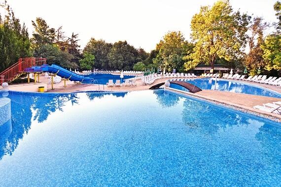 Piscina exterioară a hotelului Com din Albena, Bulgaria