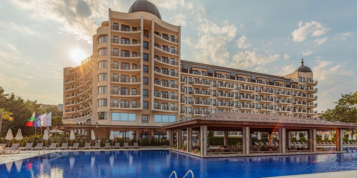 Imagine cu piscina și hotelul Admiral din Nisipurile de Aur, Bulgaria