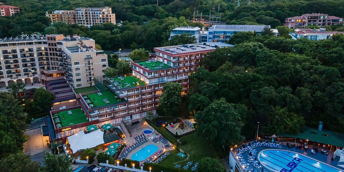 Vedere de sus cu hotelul BSA Gradina din Nisipurile de Aur, Bulgaria