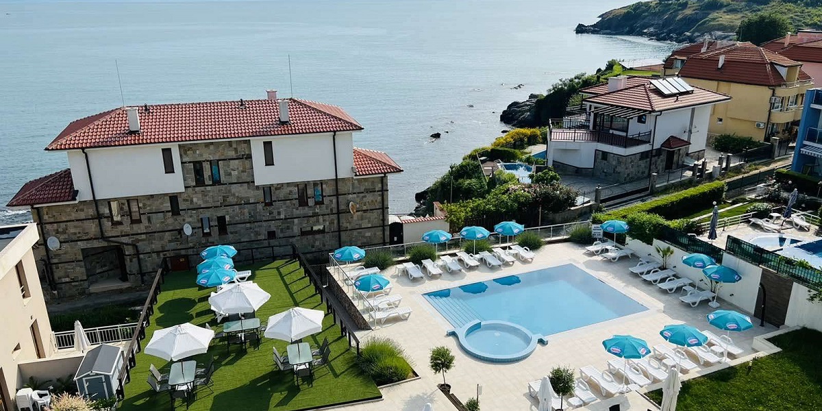 Piscina hotelului Apolonis din Sozopol, Bulgaria